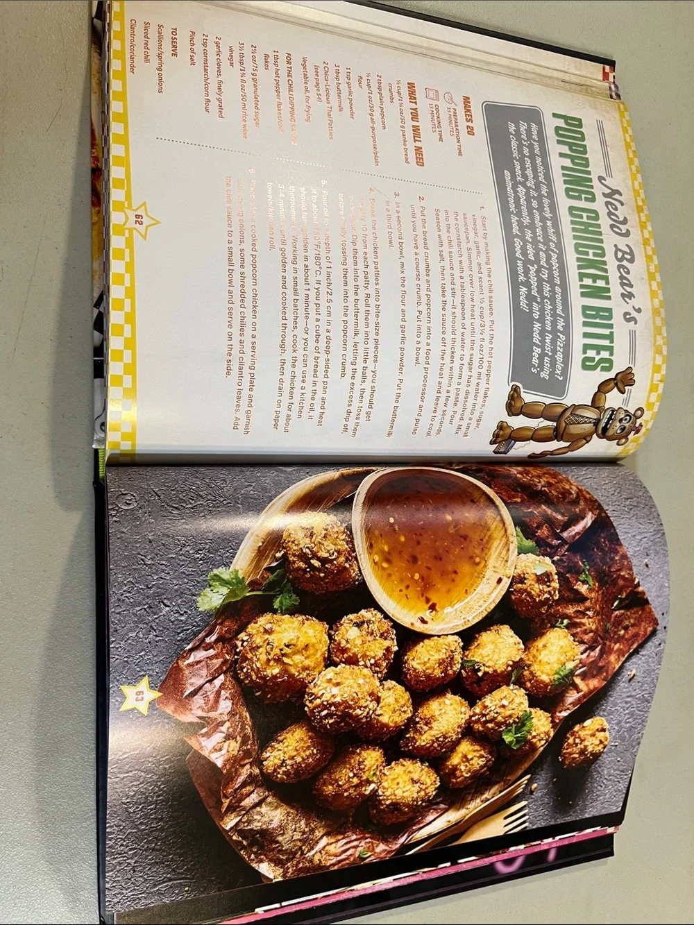 The Official Five Nights at Freddy's Cookbook - Black Cover